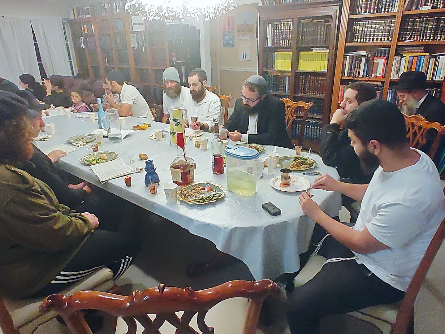 The dining room set for a seudah